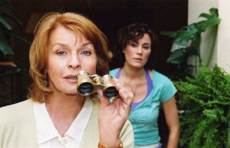 Die neugierige Helga (Senta Berger, l.) traut ihrem charmanten wie attraktiven Nachbarn Cem nicht und greift zum Opernglas … – Bild: SAT.1 / Stefan Erhard Die neugierige Helga (Senta Berger, l.) traut ihrem charmanten wie attraktiven Nachbarn Cem nicht und greift zum Opernglas … – Bild: SAT.1 / Stefan Erhard