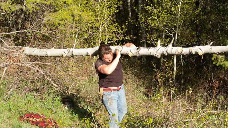 Gabe Brown cuts down tree to create wedding ceremony arch. – Bild: Discovery Communications, LLC