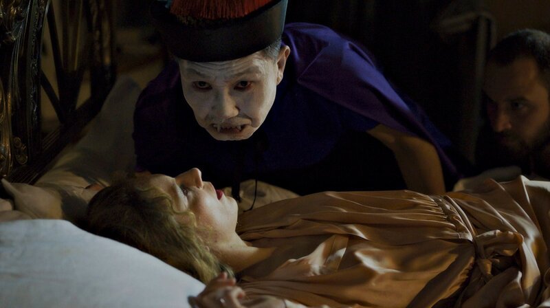 Octavia (Lilith Stangenberg) wird von dem Vampir angegriffen. – Bild: WDR/faktura film GmbH Octavia (Lilith Stangenberg) wird von dem Vampir angegriffen. – Bild: WDR/faktura film GmbH