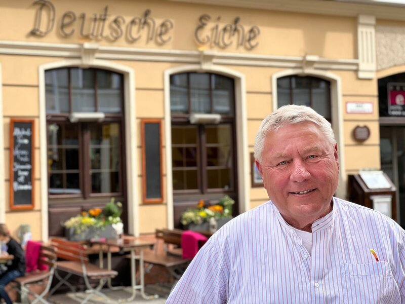 Dietmar Holzapfel vor der Deutsche Eiche. – Bild: BR/​Johannes Kaltenhauser