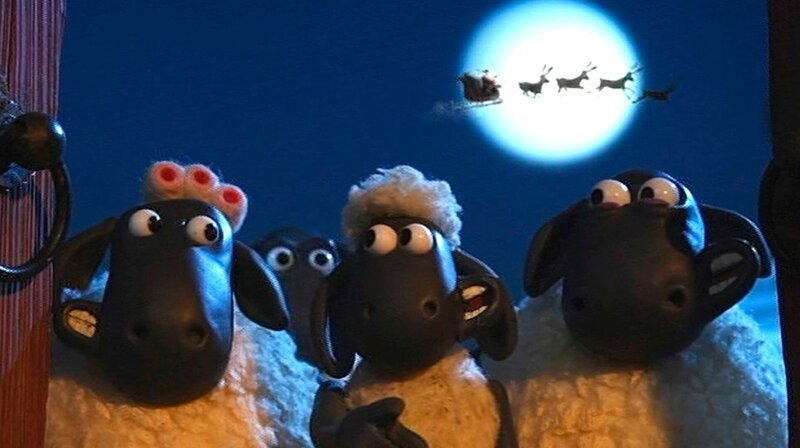 Nachdem der Bauer seine Tiere zu Weihnachten beschert hat, sitzt er selbst im Haus, ganz einsam und verlassen. Der Anblick bricht Bitzer fast das Herz! Shaun beschließt, dem Bauern ein besonderes Weihnachtsgeschenk zu machen. Die ganze Nacht werkeln die Tiere eifrig – damit der Bauer einen unvergesslichen Weihnachtsmorgen hat. – Bild: WDR/​Aardman Animations Ltd.