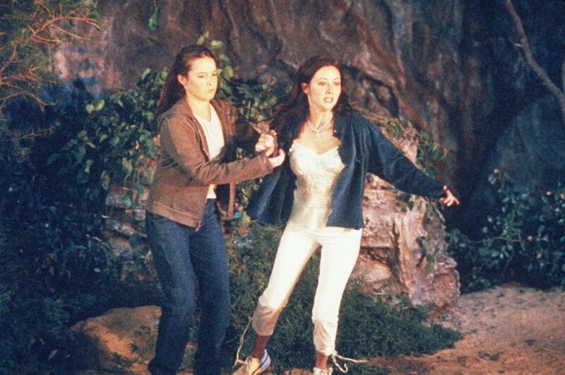 Piper (Holly Marie Combs, l.) und Prue (Shannen Doherty, r.) versuchen zu fliehen. – Bild: ProSieben Media AG