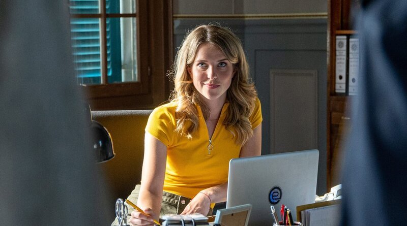Überraschung: Eva (Leonie Brill) lernt fleißig in Papas Büro. Beissl ist schwer erleichtert und stolz. – Bild: ARD/​Lucky Bird Pictures/​Savoy Film Productions