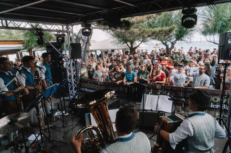 der Brass Palmas BeachClub. – Bild: ORF/​Allfilm/​Hanna Hinterdorfer