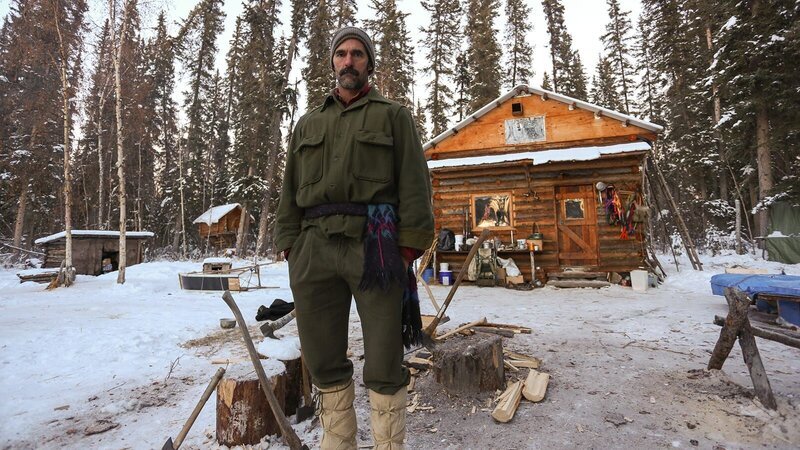 Ray standing outside his cabin. – Bild: Discovery