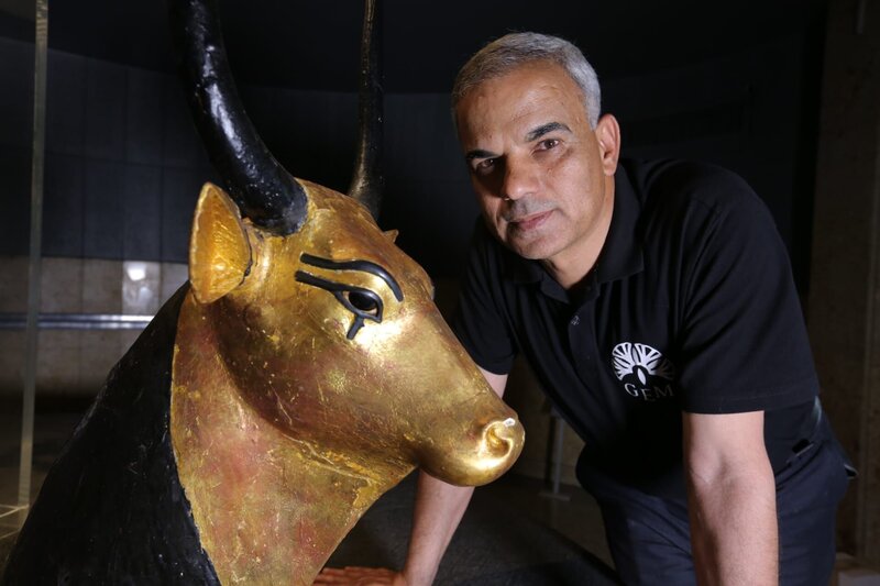 Egypt – Eissa Zidane with Tutankhamun’s Hathor statue. – Bild: Windfall Films