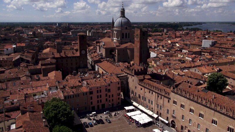 Innenstadt Mantua mit Piazza Sordello und Basilika Sant Andrea, Luftaufnahme. – Bild: SWR/​BRB FILMPRODUKTION KG /​ ZDF