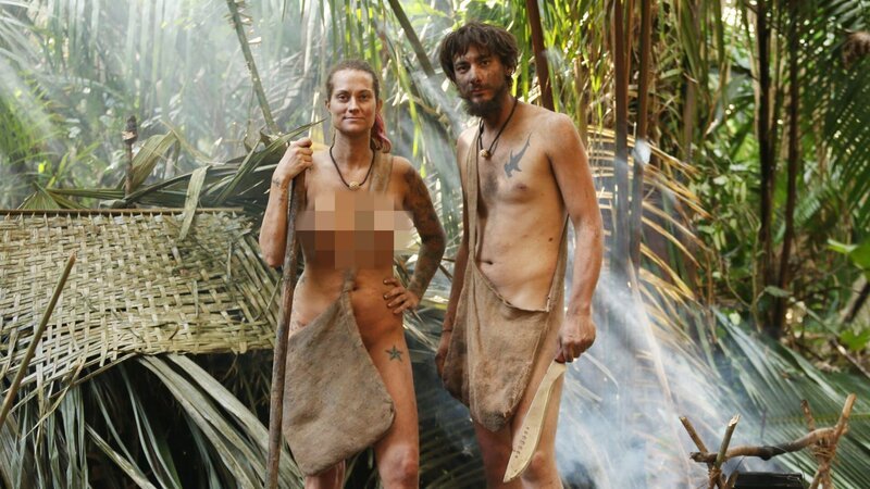 Sarah and Dustin stand together at camp. – Bild: Discovery Communications
