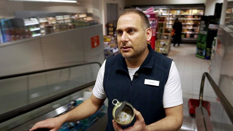 Yusuf hat eine Dose Thunfisch entdeckt, die geöffnet und gegessen wurde. – Bild: RTLZWEI