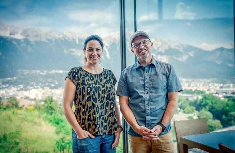 In Innsbruck trifft Lisa Gadenstätter auf Walter Würtl. Er ist seit mehr als 20 Jahren als Alpinwissenschaftler, Bergführer und Gutachter tätig und kennt alle Aspekte der alpinen Sicherheit – in Theorie und Praxis. Von ihm will Lisa wissen, warum es immer mehr Einsätze am Berg gibt. Sind die Menschen zu leichtsinnig geworden? – Bild: ORF/​Neuland Film