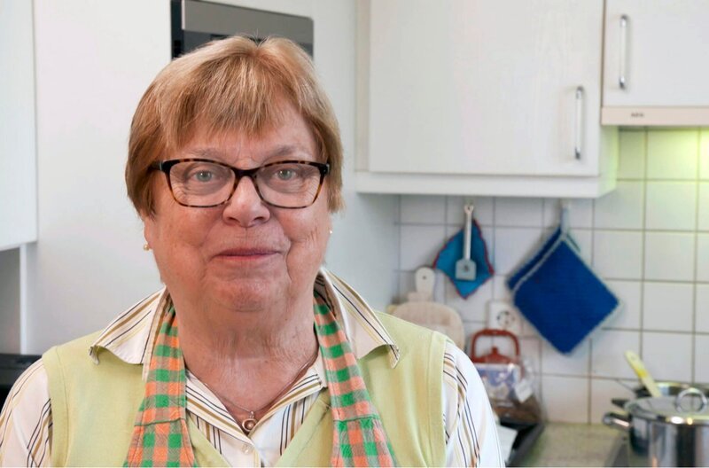 Lydia Schanz kocht Indisches Knusperhähnchen in würziger Marinade und Schmorgemüse. – Bild: SWR/​megaherz/​Matthias Koßmehl