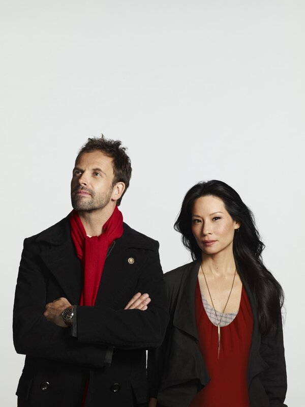 (2. Staffel) – Lösen Kriminalfälle auf höchst eigenwillige Weise: Sherlock Holmes (Jonny Lee Miller, l.) und Joan Watson (Lucy Liu, r.) … – Bild: CBS Television Lizenzbild frei