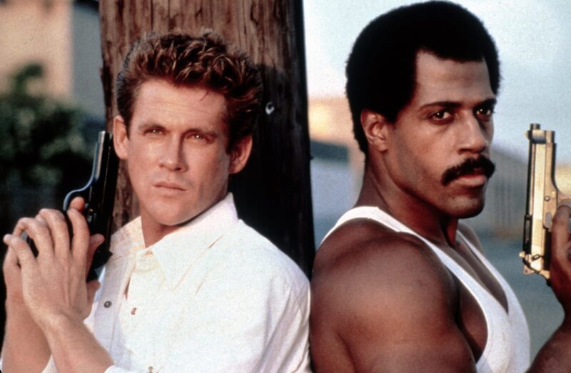 Eine rechtsextreme Geheimorganisation bedroht das Leben des schwarzen Politikers Larry Richards (Steve James,r.) und seiner Familie. Das ruft dessen Freund, den ehemaligen CIA-Agenten Matt Hunter (Michael Dudikoff) auf den Plan. – Bild: Paramount Eine rechtsextreme Geheimorganisation bedroht das Leben des schwarzen Politikers Larry Richards (Steve James,r.) und seiner Familie. Das ruft dessen Freund, den ehemaligen CIA-Agenten Matt Hunter (Michael Dudikoff) auf den Plan. – Bild: Paramount