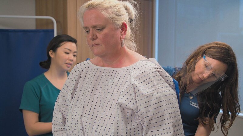 Dr Emma Craythorne examining Peggy. – Bild: Full Fat TV/​James Vivian /​ Discovery Communications