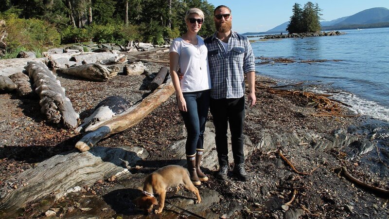 As seen on Living Alaska, Andy Burton and his girlfriend Ali Ziegler are moving from Michigan to Ketchickan Alaska. Their ideal home would provide a view, a yard for their new puppy and enough room for Andy’s daughter when she comes to visit. – Bild: HGTV/​Scripps Networks, LLC
