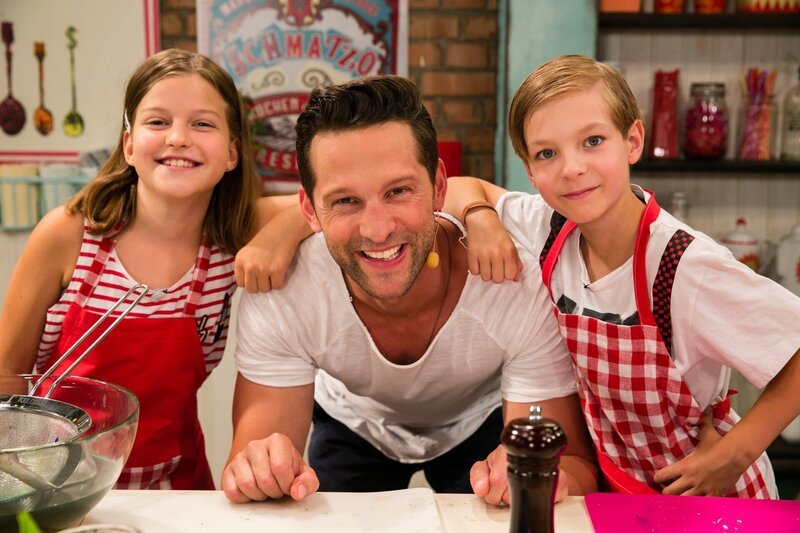 Fernsehkoch und Moderator Alexander Kumptner und Team „Rot“ freuen sich heute auf bunte Regenbogenspaghetti. – Bild: Rene Rothkopf /​ ORF