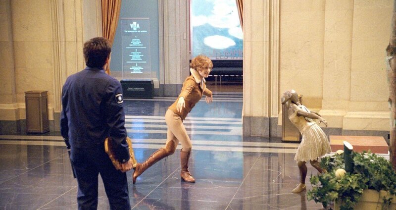 A statue come to life triggers a flight of fancy from Amelia Earhart (Amy Adams), as Larry Daley (Ben Stiller) looks on. – Bild: SUPER RTL A statue come to life triggers a flight of fancy from Amelia Earhart (Amy Adams), as Larry Daley (Ben Stiller) looks on. – Bild: SUPER RTL