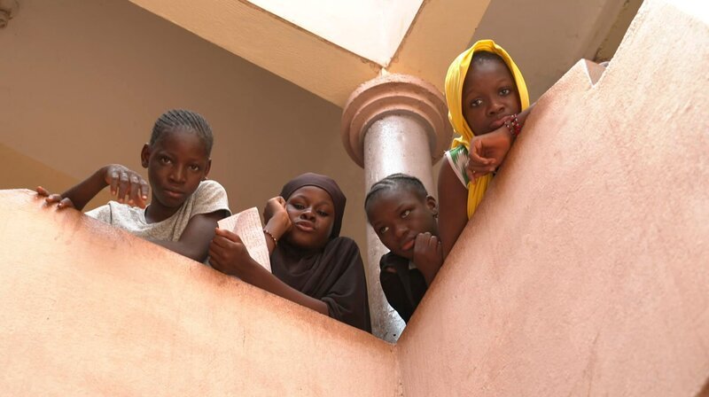 Zur Schule gehen – für viele Mädchen in Mali nur ein Traum. – Bild: SWR