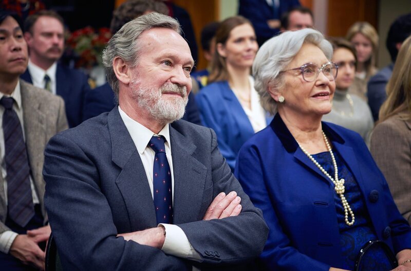 Sidney (Paul Copley, li.) und Joan Jeffreys (Shirley Dixon, re.) sind stolz auf ihren Sohn, der zum Professor ernannt wurde. – Bild: Robert Viglasky