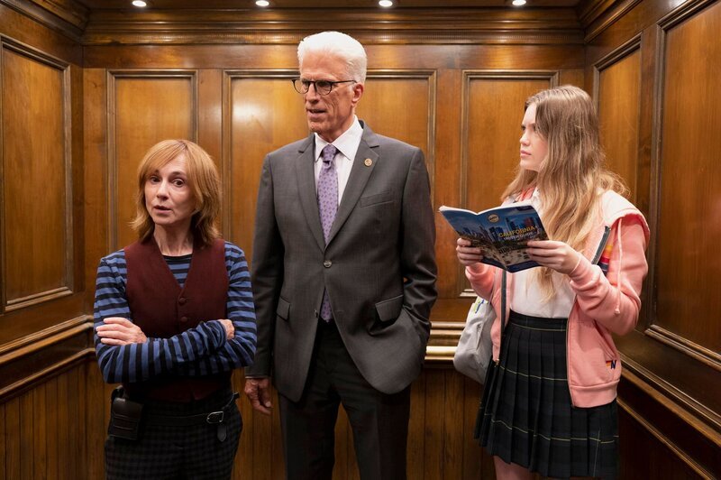 L-R: Arpi (Holly Hunter), Mayor Neil Bremer (Ted Danson), Orly (Kyla Kenedy) – Bild: NBC /​ Colleen Hayes/​NBC