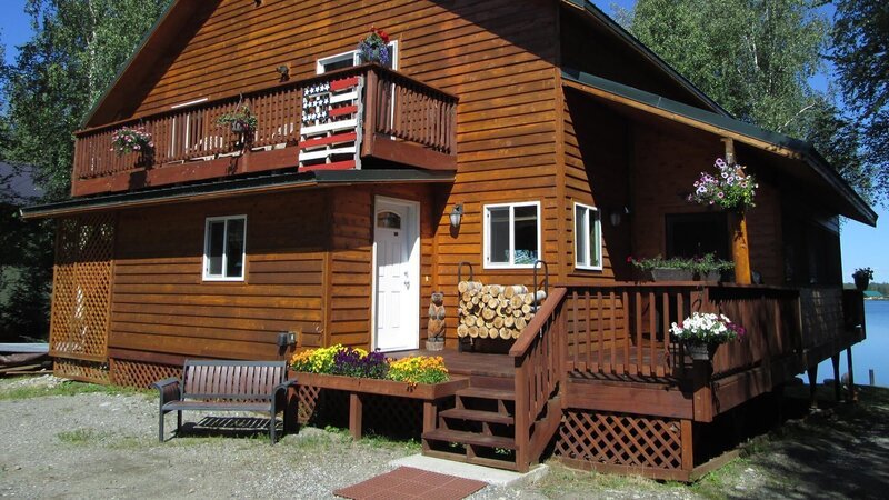 As seen on Living Alaska, home buyers Brian Wolf and Jake Hamburg are looking to escape a fast paced lifestyle and unwind in Alaska. Their ideal property is a waterfront log cabin with wood burning stove. This Willow, AK didn’t meet all of their needs. – Bild: HGTV/​ Scripps Networks, LLC