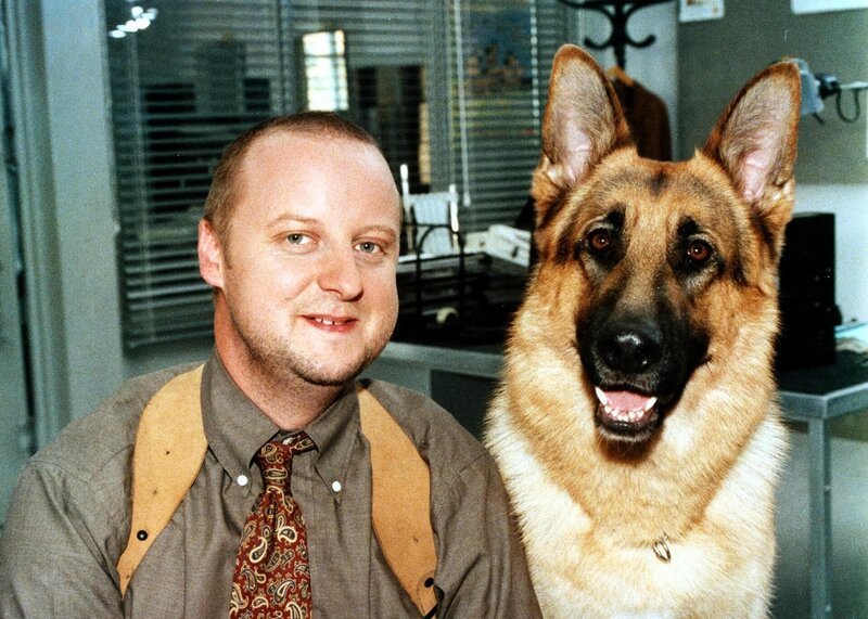 (5. – 7. Staffel) – Lieben Wurstsemmeln: Fritz Kunz (Martin Weinek) und Rex … – Bild: Sat.1 Emotions