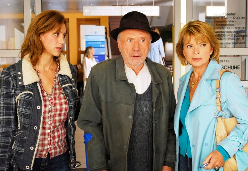 Eva (Carin C. Tietze, li.) und Maren (Uschi Glas) stehen dem angeschlagenen Maximilian (Horst Sachtleben) in schwerer Stunde bei. – Bild: ARD Degeto/​Hans Seidenabel