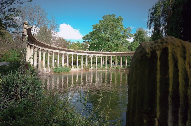 In Paris gibt es Hunderte Parks und Gärten – unter ihnen ist der Parc Monceau einer der elegantesten. – Bild: Elephant Doc