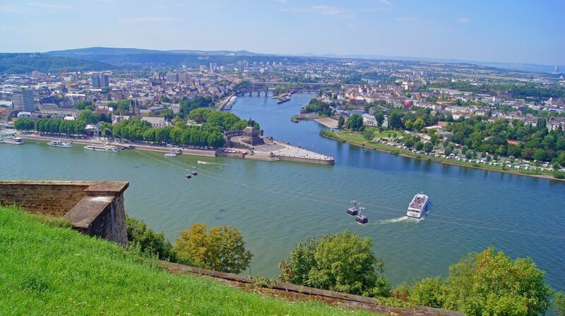 Die Moselmündung mit Deutsches Eck bei Koblenz. – Bild: WDR/​ddp images