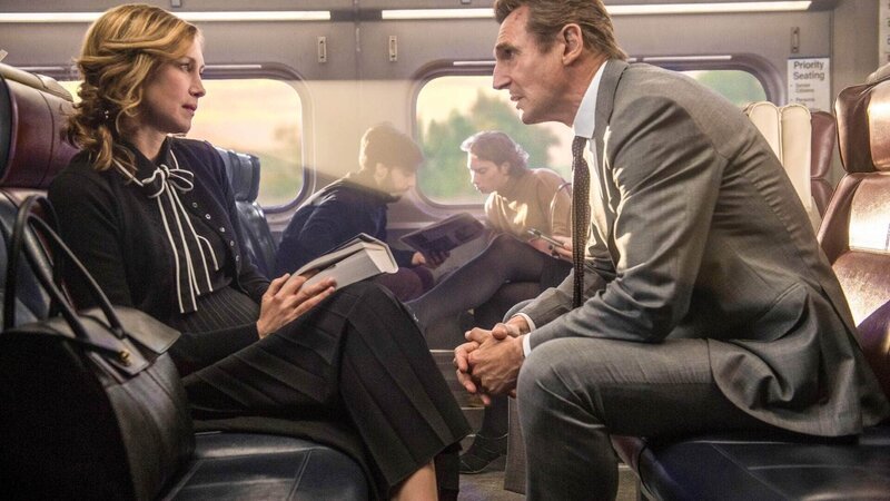 Michael MacCauley  (Liam Neeson) lässt sich auf ein verhängnisvolles Angebot der fremden Joanna (Vera Farmiga) ein.  Die Verwendung des sendungsbezogenen Materials ist nur mit dem Hinweis und Verlinkung auf RTL+ gestattet. – Bild: RTL /​ STUDIOCANAL S.A.S. TF1 FILMS PRODUCTION S.A.S.