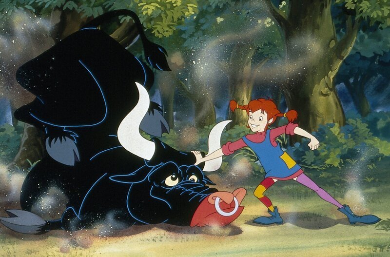 Tommy wird von einem wilden Stier angegriffen, dem Pippi gehörig die Meinung sagt. – Bild: ZDF/​Taurus Film