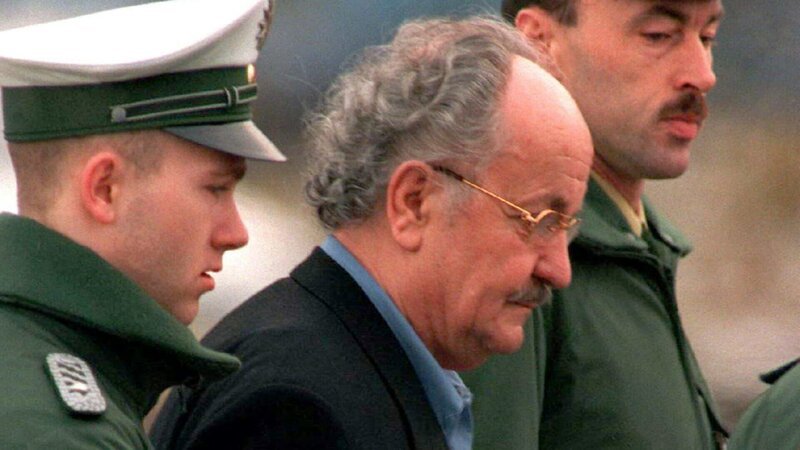 Die Jahre der Wiedervereinigung sind ein Eldorado für Wirtschaftskriminelle. Abzocker wie der Bauunternehmer Jürgen Schneider nutzen die Wirren der Wende, um sich an Subventionen oder ehemaligem DDR-Eigentum zu bereichern. – Bild: dpa
