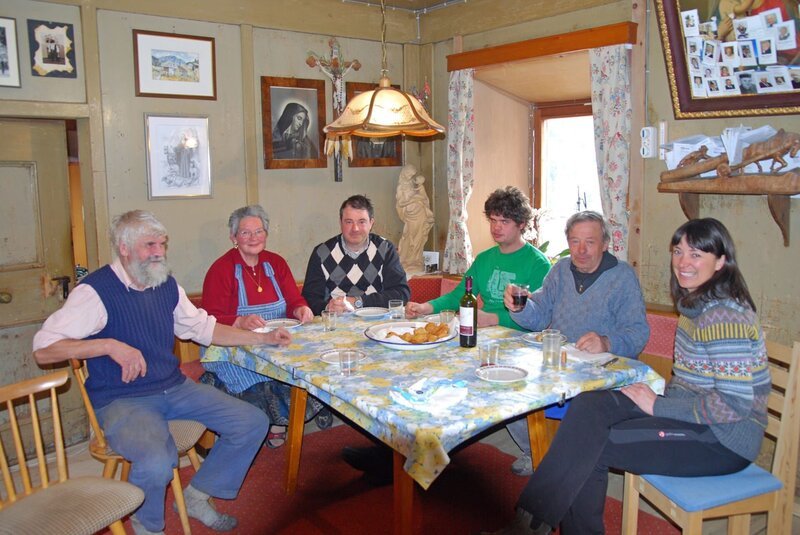 Die Familien Rabanser und Bernardi beim gemeinsamen Mittagessen. – Bild: arte/​Peter Klotz /​ ZDF