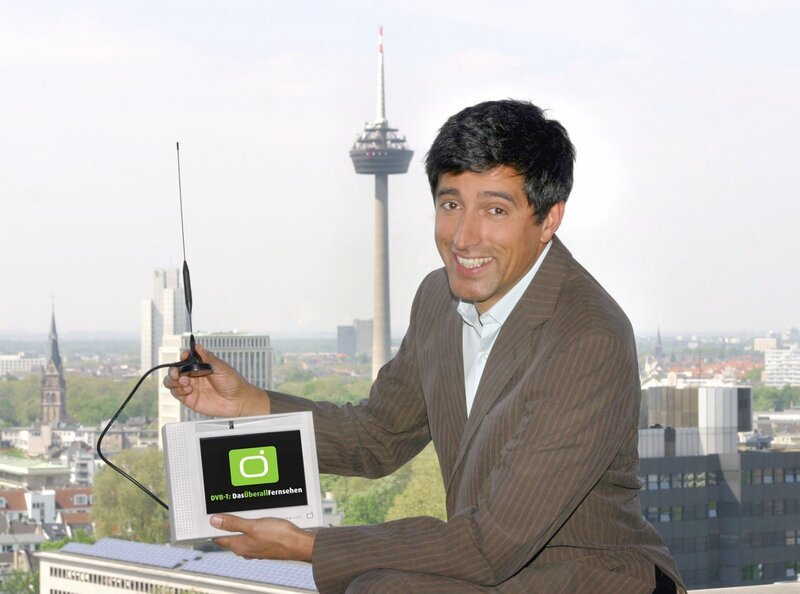 Das digitale Antennenfernsehen ist da: DVB-T ermöglicht Fernsehen im Büro, auf dem Campingplatz, im Auto. Auf 24 Kanälen. In bester Bild- und Tonqualität. Ranga Yogeshwar zeigt, was DVB-T ist, wie es funktioniert, was es kann und warum es in anderen Ländern schon so erfolgreich ist. – Bild: WDR/​Annika Fußwinkel (M)