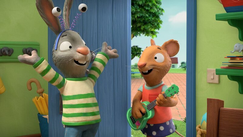 Posy präsentiert Pip eine Melodie, die sie auf der Ukulele geübt hat. – Bild: Magic Light Pictures LTD