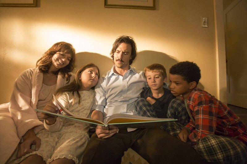 Eine glückliche Familie? (v.l.n.r.) Rebecca (Mandy Moore), Kate (Mackenzie Hancsicsak), Jack (Milo Ventimiglia), Kevin (Parker Bates) und Randall (Lonnie Chavis) … – Bild: Ron Batzdorff