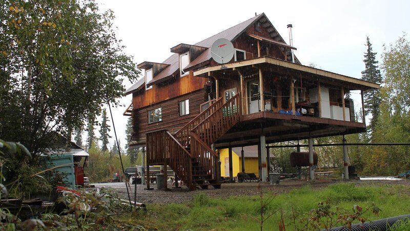 As seen on Living Alaska, Brian and Jaime Landrum, along with their five children, are moving from their farm in north Alabama to the remote village of Galena, AK to start a new life of adventure. – Bild: HGTV/​ Scripps Networks, LLC