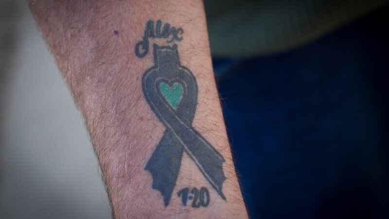 Ein Tattoo als Erinnerung an Alex Sullivan, der 2012 bei der Schießerei in Aurora, Colorado, ums Leben kam. – Bild: Maxine Collins Ein Tattoo als Erinnerung an Alex Sullivan, der 2012 bei der Schießerei in Aurora, Colorado, ums Leben kam. – Bild: Maxine Collins
