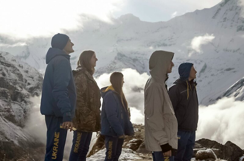 Sehnsucht nach Freiheit: Die fünf ukrainischen Teenager Illia, Lisa, Lera, Ruslan und Andrij (v.l.) haben es in den Himalaya geschafft. – Bild: Alisa Kovalenko Sehnsucht nach Freiheit: Die fünf ukrainischen Teenager Illia, Lisa, Lera, Ruslan und Andrij (v.l.) haben es in den Himalaya geschafft. – Bild: Alisa Kovalenko