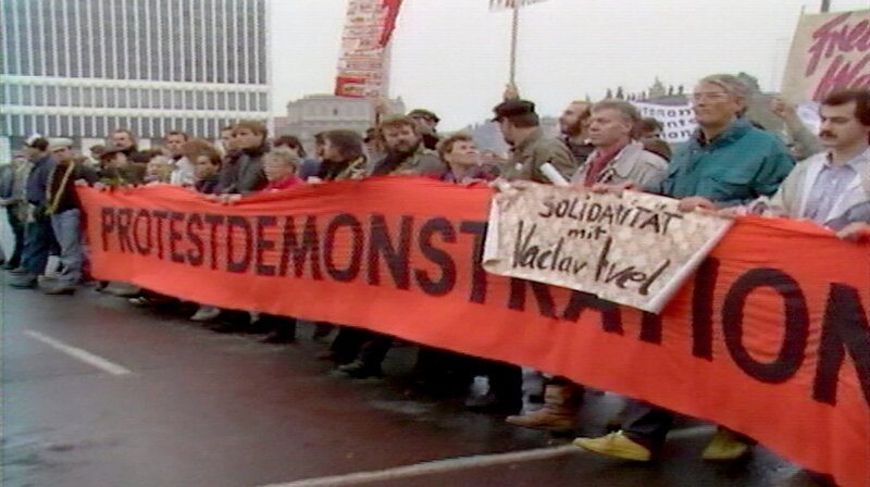 Das Jahr 1989 – die Mauer fällt, Berlin wird wieder eins! Vorher feiert West-Berlin die erste Love-Parade und wählt Walter Momper zum neuen Regierenden Bürgermeister. In Ost-Berlin protestieren die Menschen gegen das SED-Regime. – Bild: rbb