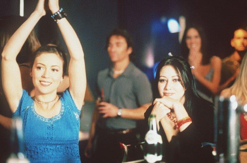 Nicht nur Prue (Shannen Doherty, r.) und Phoebe (Alyssa Milano, l.) sind von dem neuen Musikstar begeistert, sondern auch die Gäste des Clubs. – Bild: ProSieben Media AG