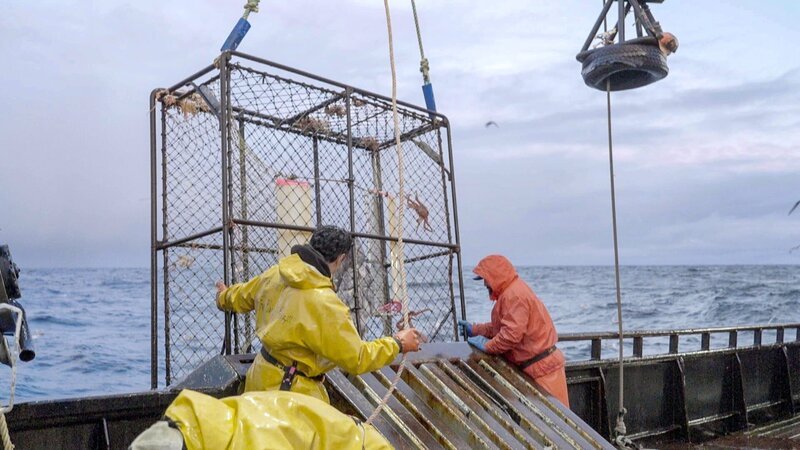 Time Bandit crew hauling pot over rail. – Bild: Warner Bros. Discovery, Inc.