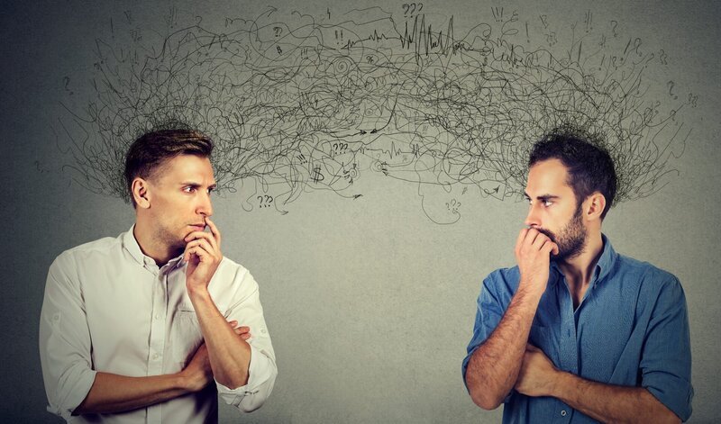 Side profile of two preoccupied businessmen looking at each other exchanging with many thoughts – Bild: Depositphotos