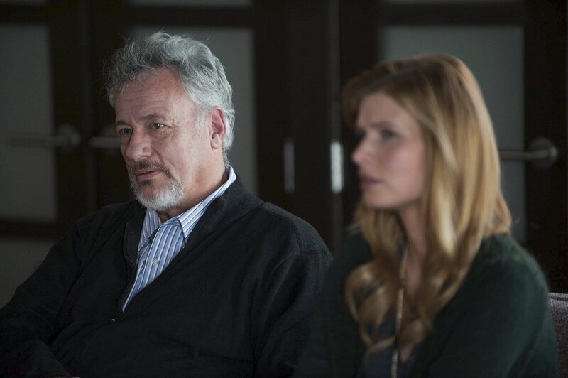 Der Psychiater Feinberg und seine Frau Mae sind entsetzt, als Jane und Lisbon sie mit ihrem Verdacht konfrontieren. – Bild: Warner Bros. Television