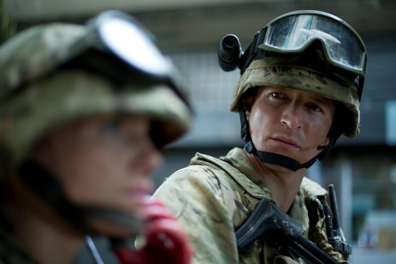 Eva Birthistle as Captain Kate Marshall and Philip Winchester as Sergeant Michael Stonebridge – Bild: Home Box Office, Inc.