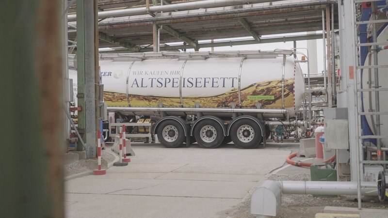 Etwa 200 Tonnen Altspeisefett kommen pro Monat in der Raffinerie an und werden dem Kerosin beigemischt. – Bild: ServusTV/​Bilderfest