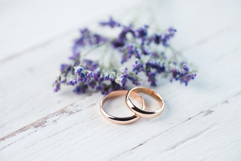 Wedding rings and flowers – Bild: Depositphotos /​ IgorTishenko