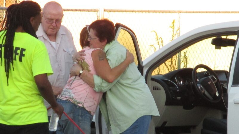 An adopter hugging Tia after Mouse’s meet and greet. – Bild: TLC