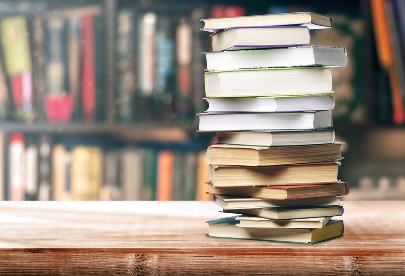 A stack of books on the shelf – Bild: depositphotos