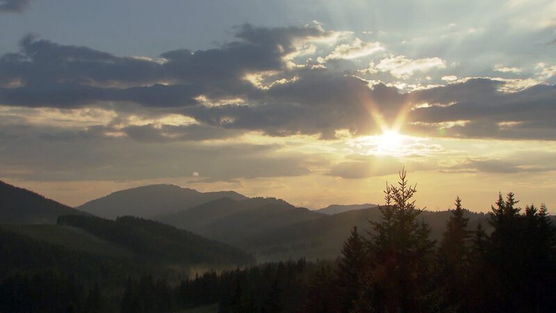 Sonnenuntergang im Almenland. – Bild: 3sat